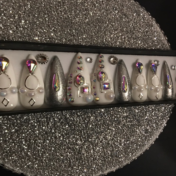 ICCED OUT BRIDE💎💍 PRESS ON NAILS - Picture 6 of 10